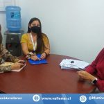 EQUIPO PROFESIONAL DEL MUNICIPIO DE VALLENAR SE REUNE CON DIRECTORA DEL LICEO JOSÉ SANTOS OSSA PARA ESTABLECER ACCIONES QUE PERMITAN MITIGAR LOS HECHOS DE VIOLENCIA OCURRIDOS DURANTE LAS ÚLTIMAS SEMANAS